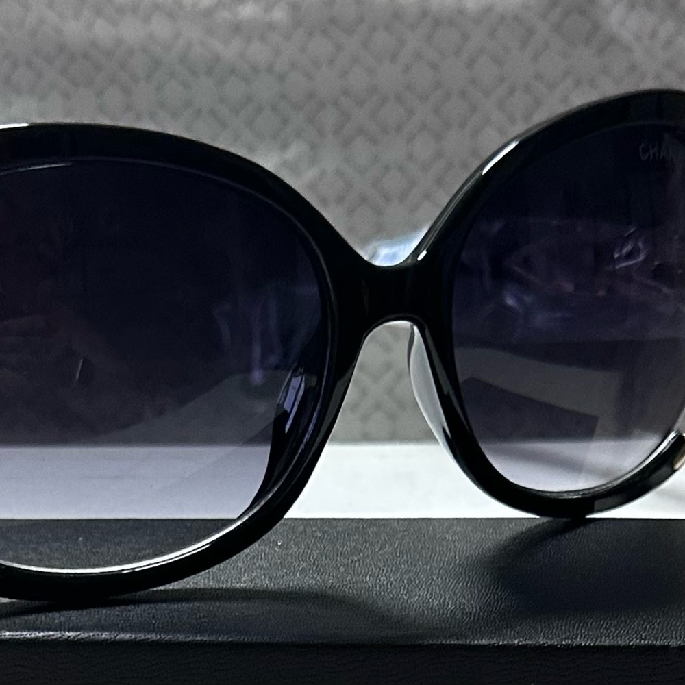 CHANEL Elegant Black Sunglasses